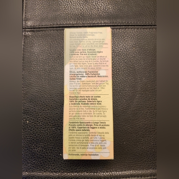 Clinique Stay-Matte Oil-Free Makeup in 19 Sand - Picture 3 of 8